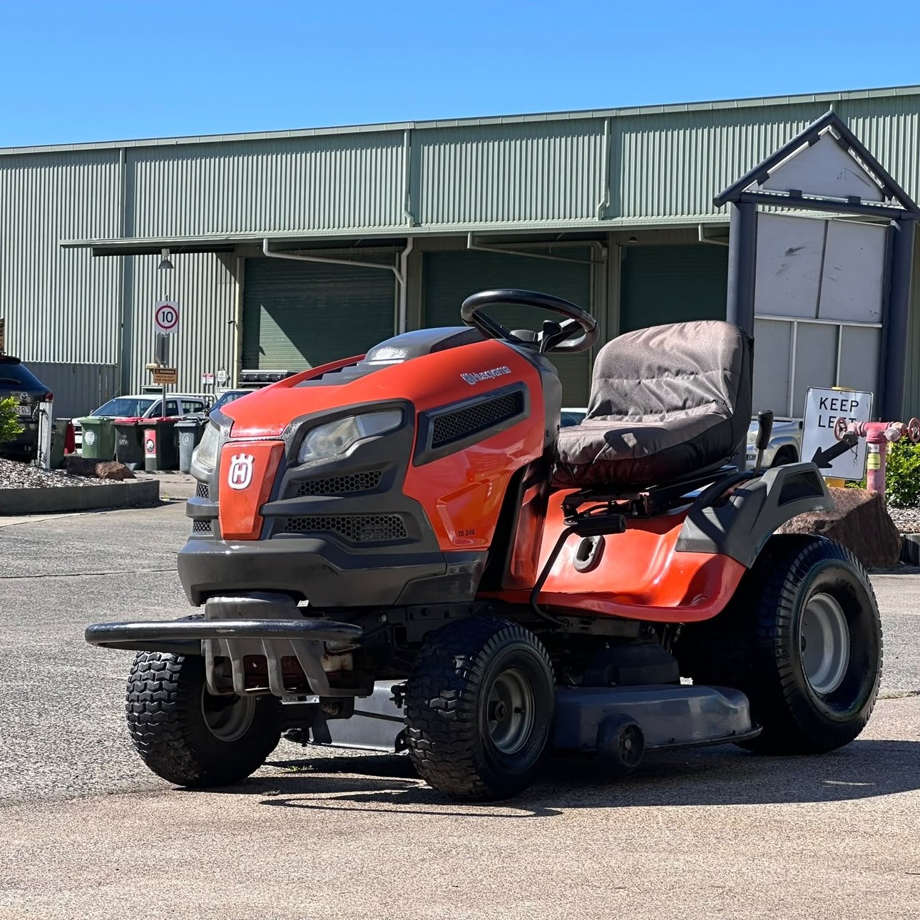 Husqvarna TS246 46″ Ride On Mower | 177 Hours (1) Husqvarna TS246 46″ Ride On Mower - photo 1